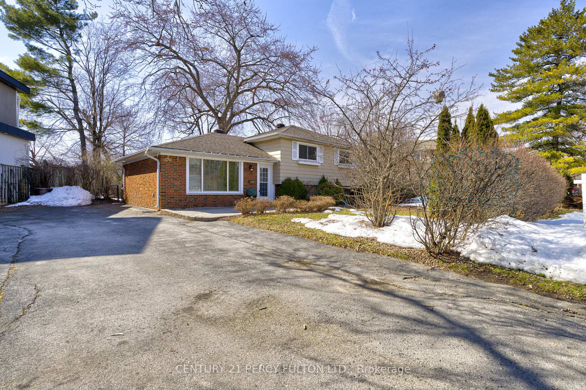 Photo de la propriété: 570 Stonecliffe Road SW ON L6L 4N9