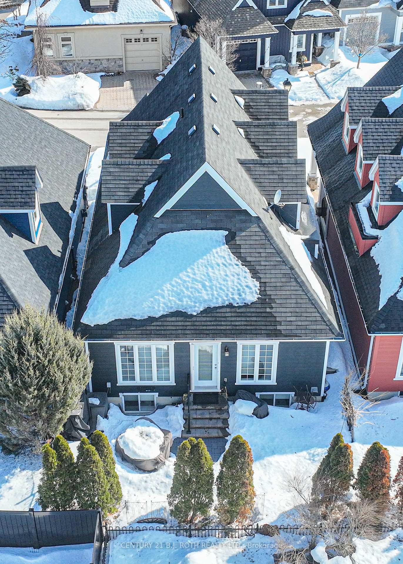 Property Photo: 5 Invermara Court 15 ON L3V 8B4