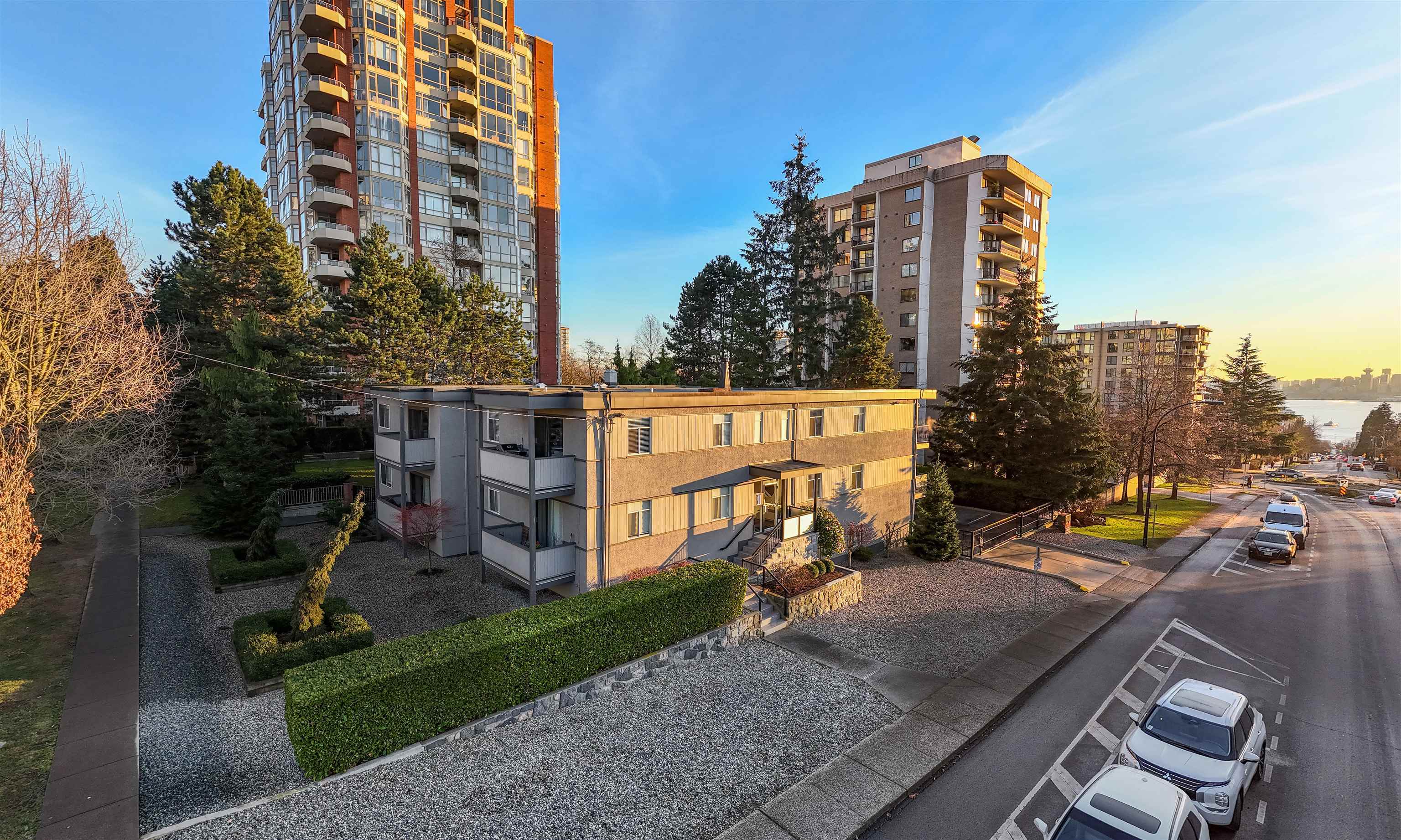 Property Photo: 748 Chesterfield Avenue BC V7M 2M6