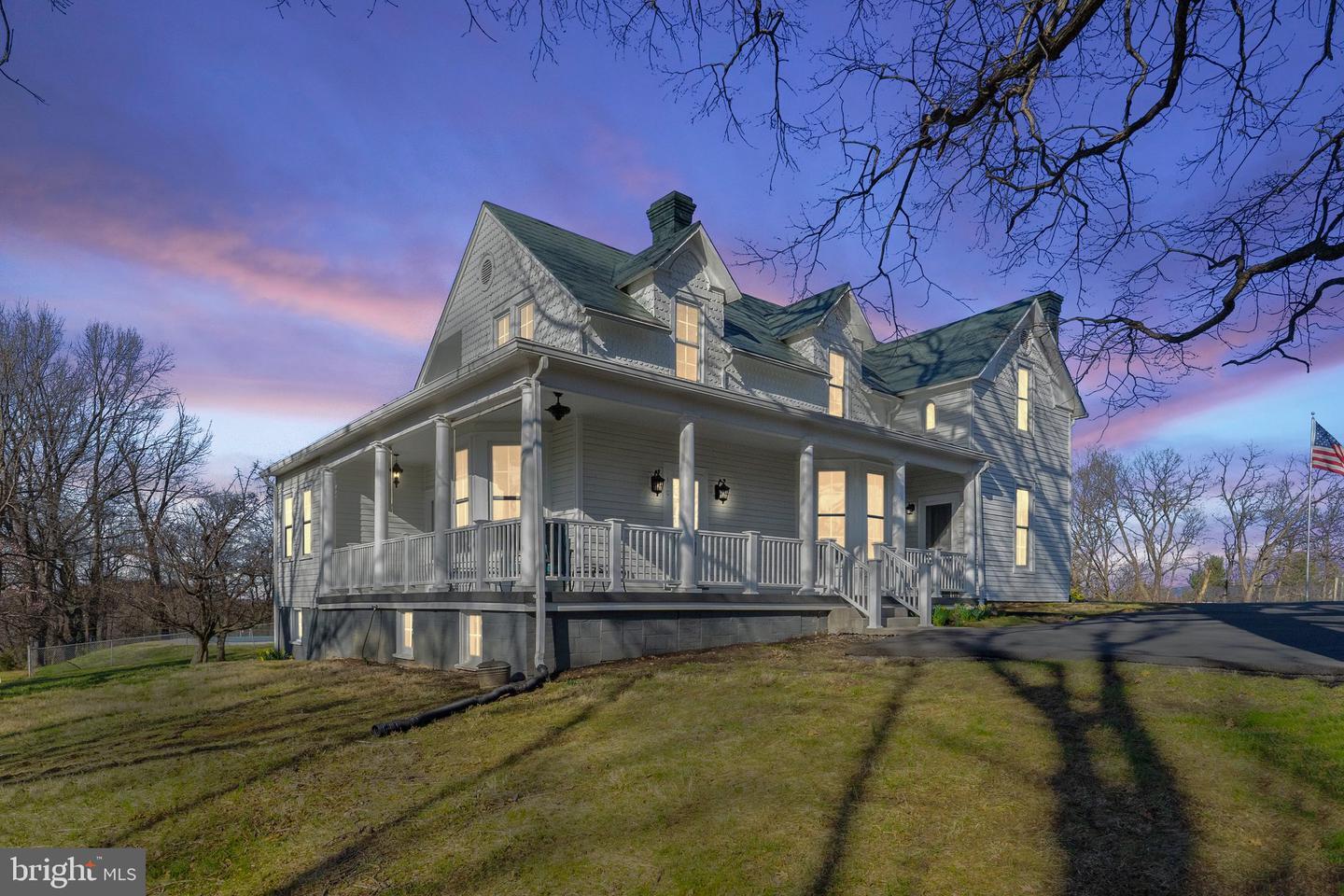 Property Photo: 1521 N Royal Avenue VA 22630