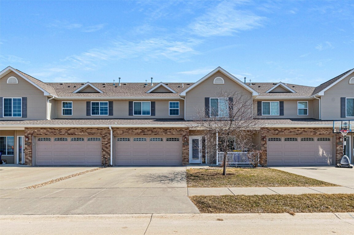 Property Photo: 1536 Burr Drive IA 52317