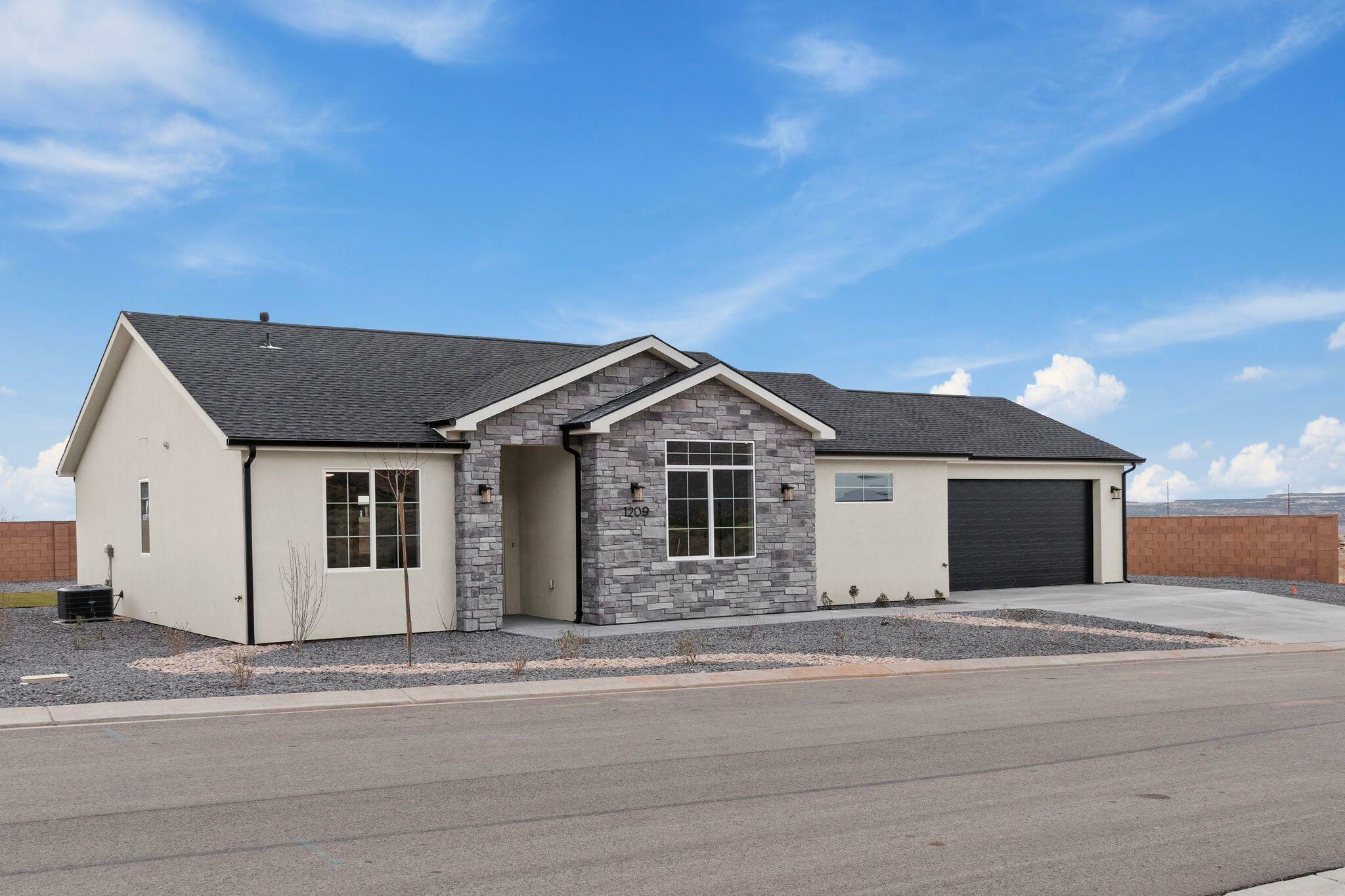 Property Photo: 1209 W Kokopelli Street UT 84784