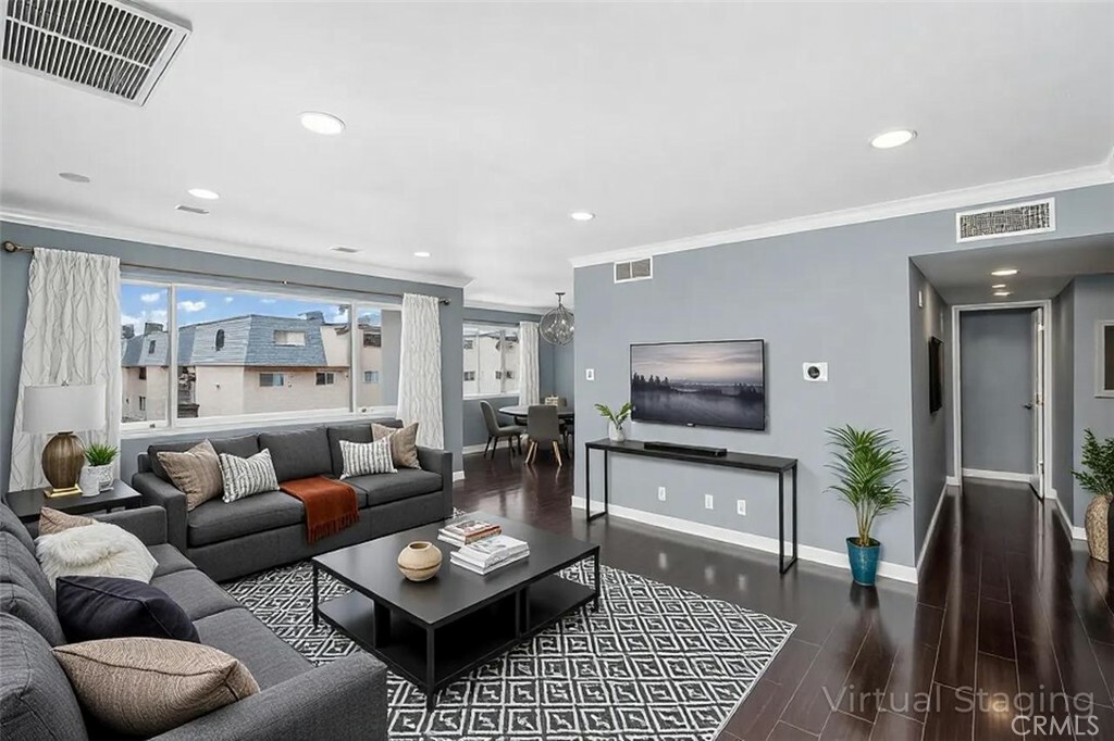Property Photo: 18611 Collins Street E26 CA 91356