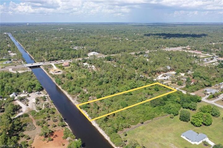 Property Photo: 10th St SE FL 34117