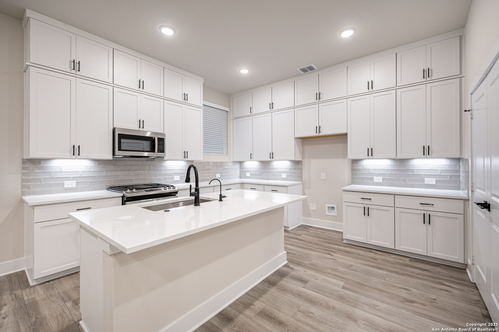 Property Photo: 20675 Huebner Rd Unit 701 TX 78258