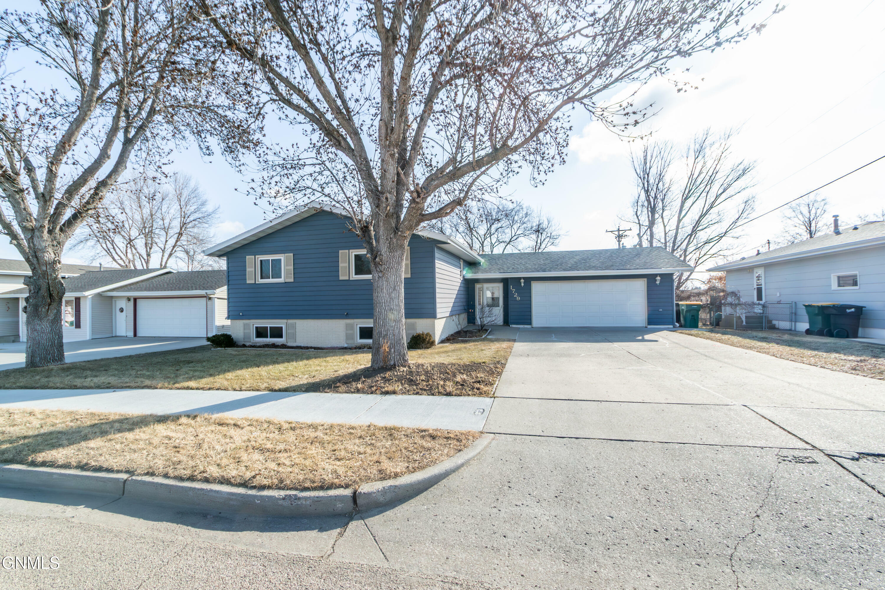 Property Photo: 1729 N 20th Street ND 58501