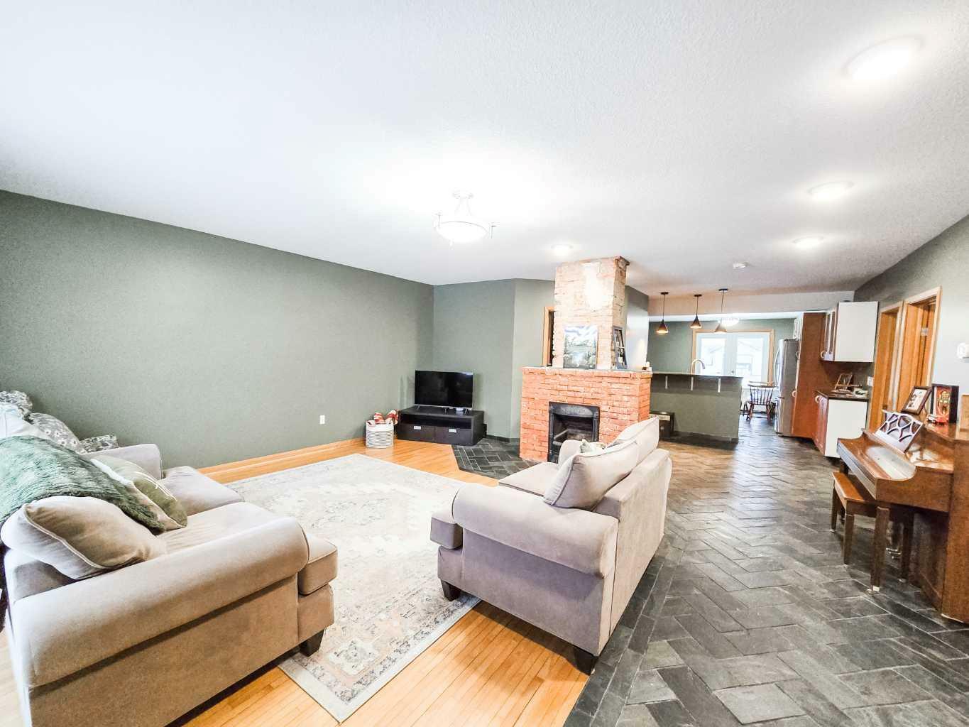 Property Photo: 5128 5 Avenue AB T7E 1T3