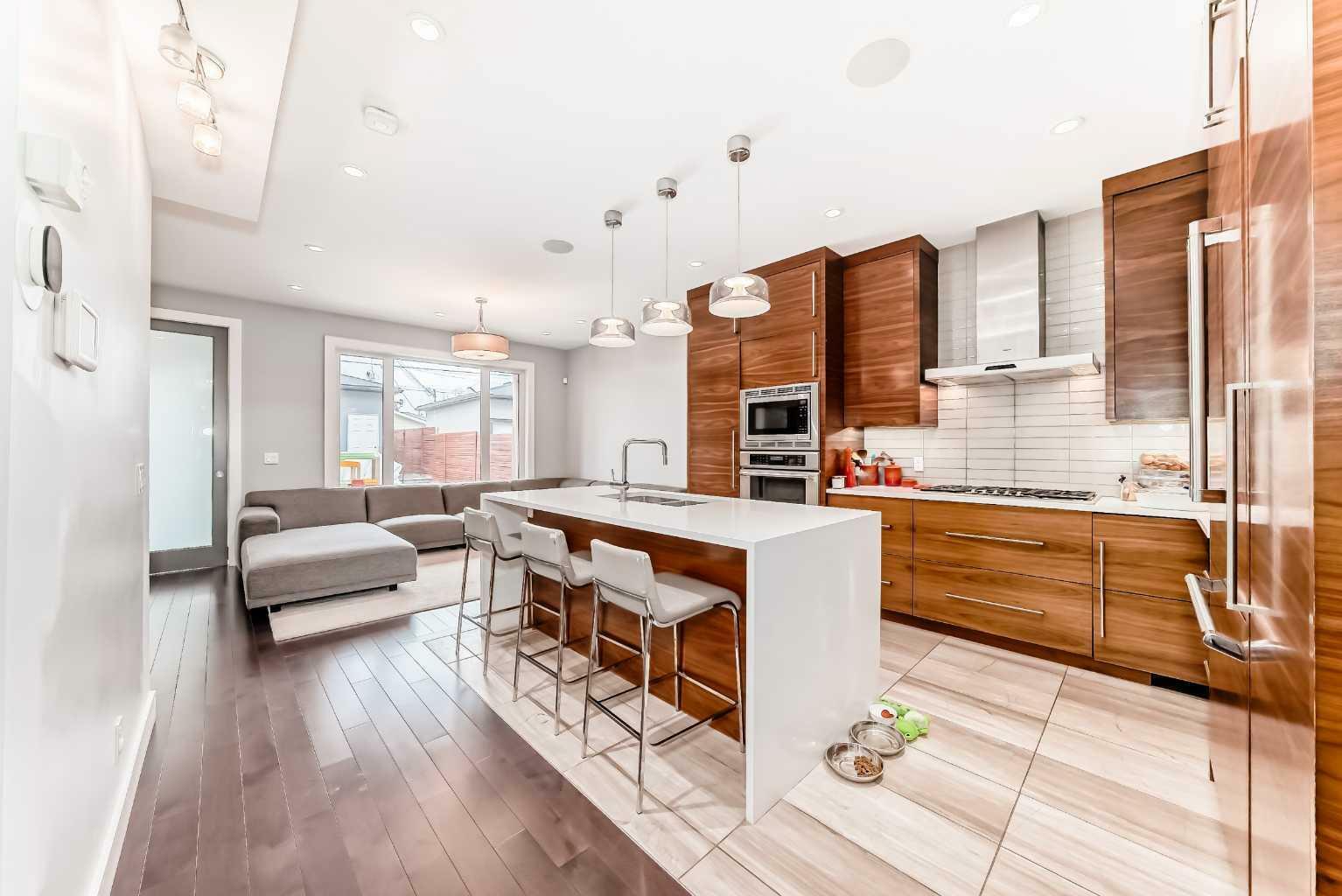 Property Photo: 2414 31 Avenue SW AB T2T 1T8