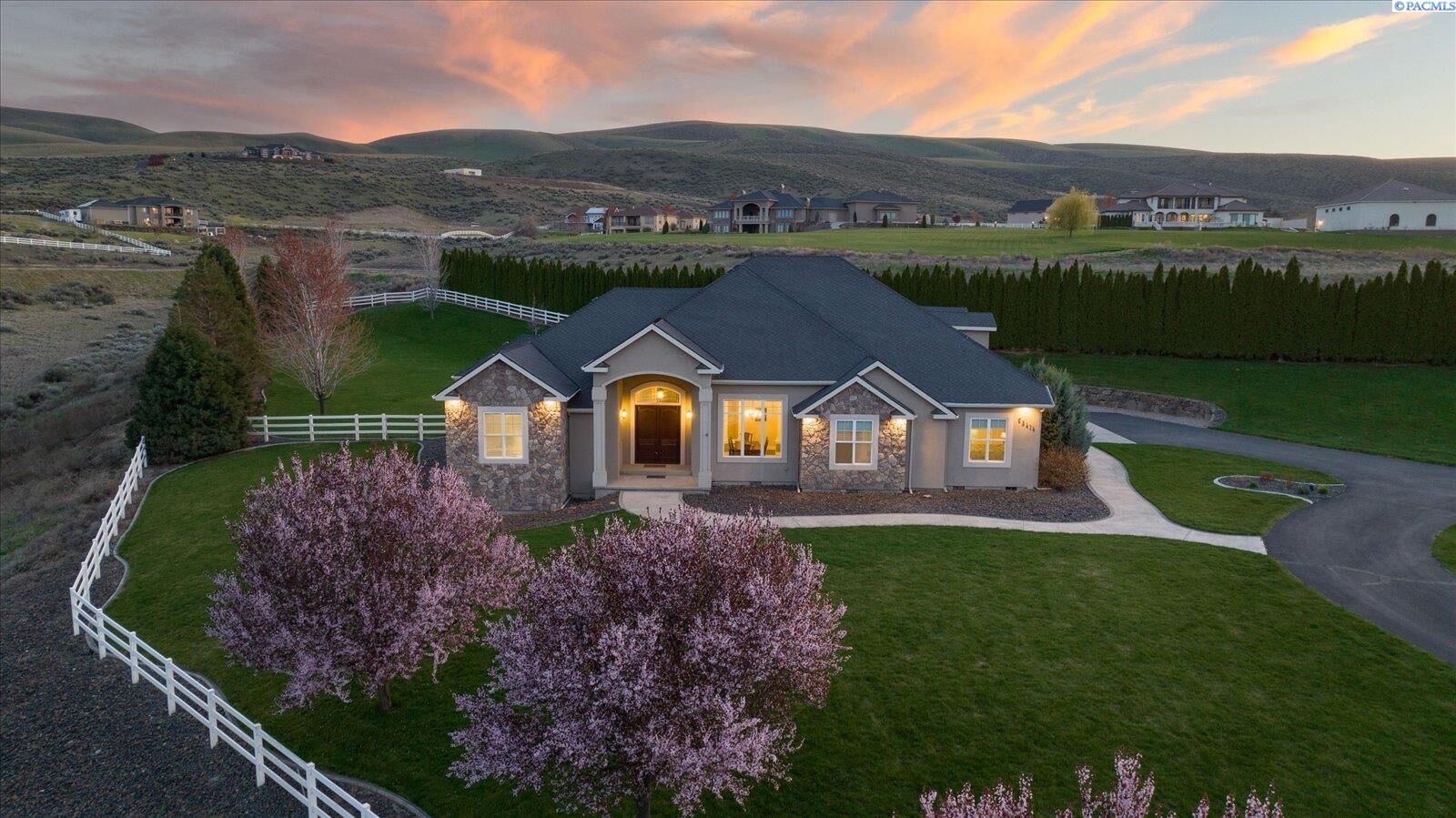 Property Photo:  28414 Country Meadows Lane  WA 99338 