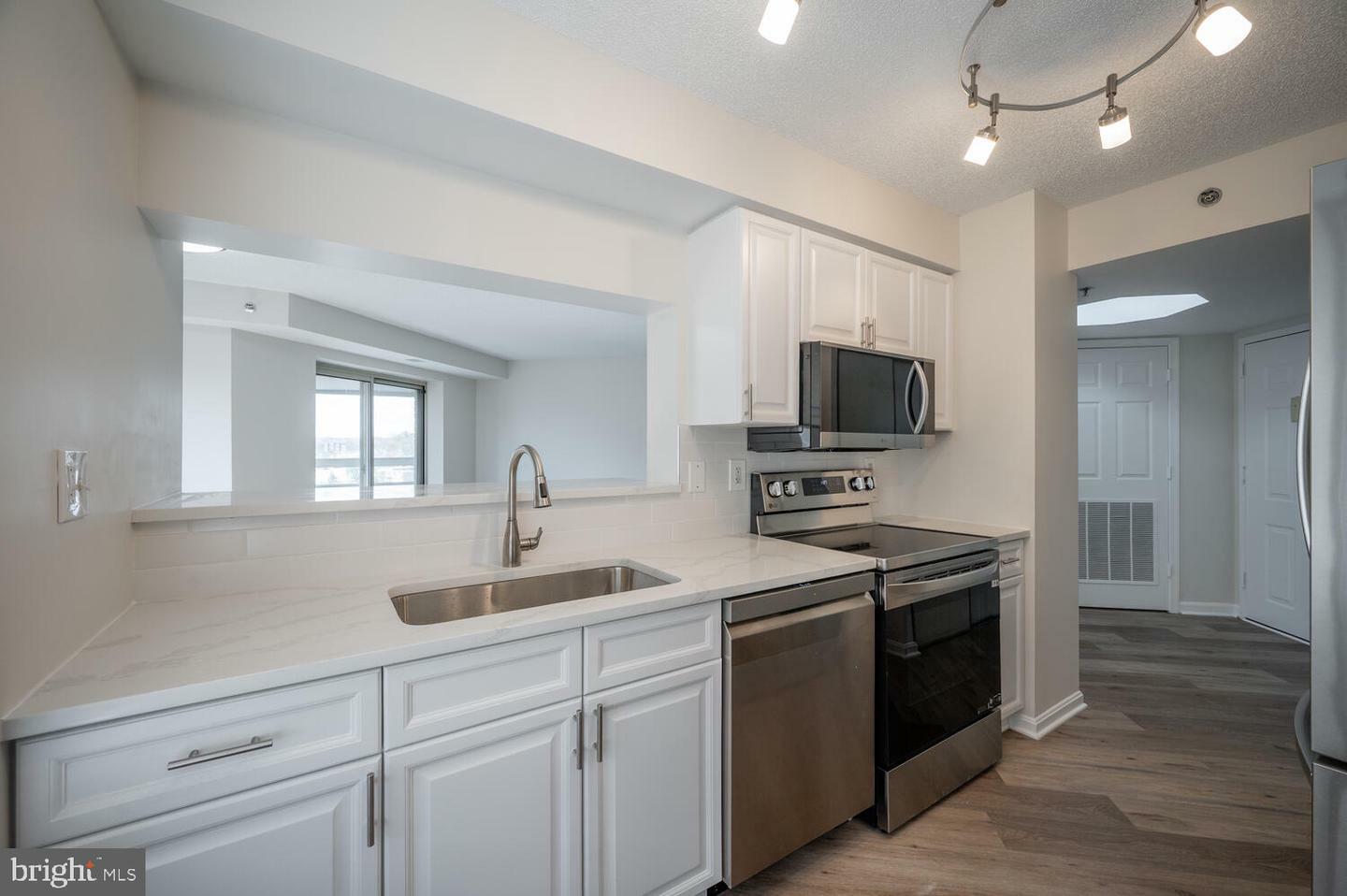 Property Photo: 2151 Jamieson Avenue 1503 VA 22314