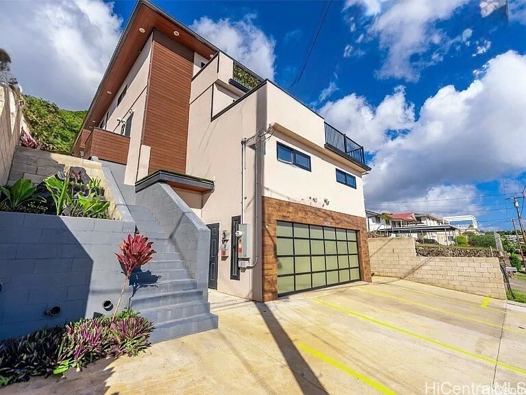 Property Photo: 2364 Makanani Drive HI 96817