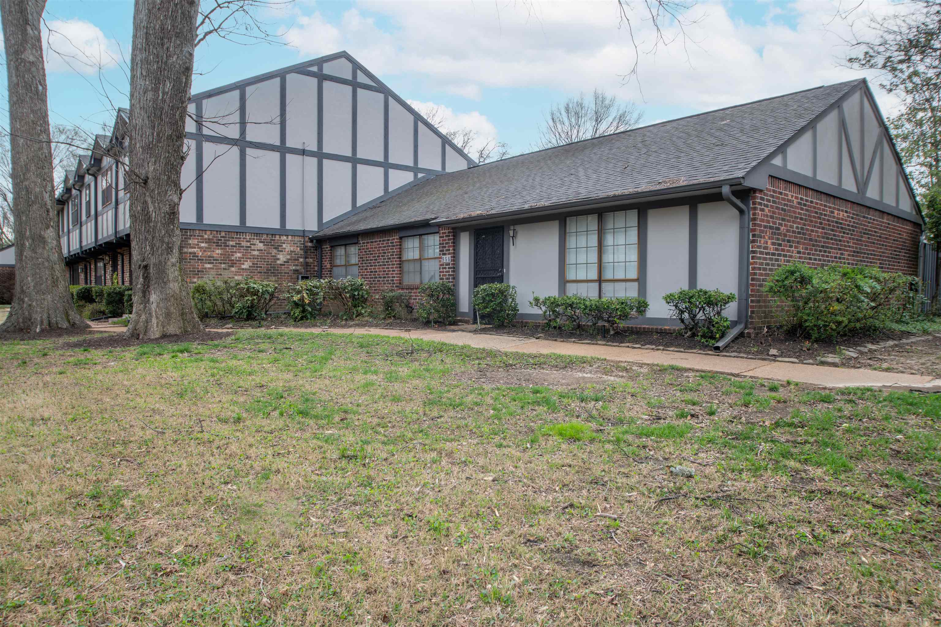 Property Photo: 956 Rustling Oaks Cir TN 38117