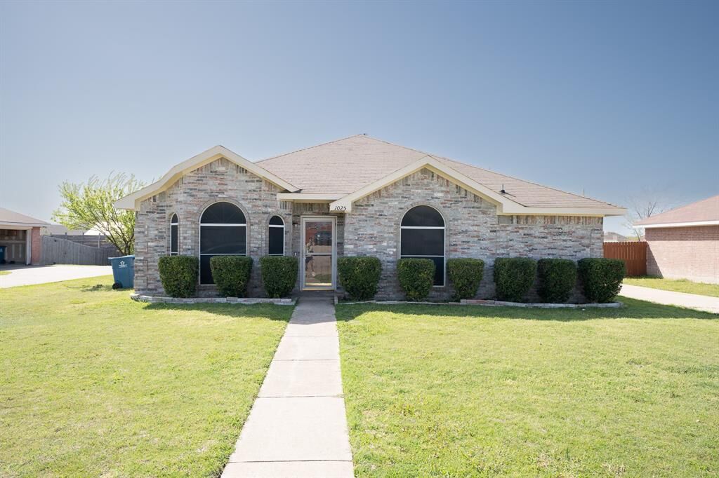Property Photo: 1025 Mockingbird Lane TX 75115