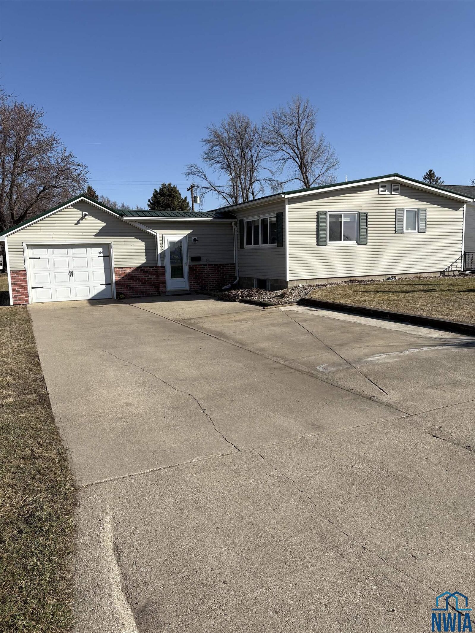 Property Photo: 633 Iowa St IA 51022