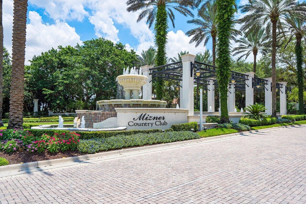 Property Photo: 8072 Laurel Ridge Court FL 33446