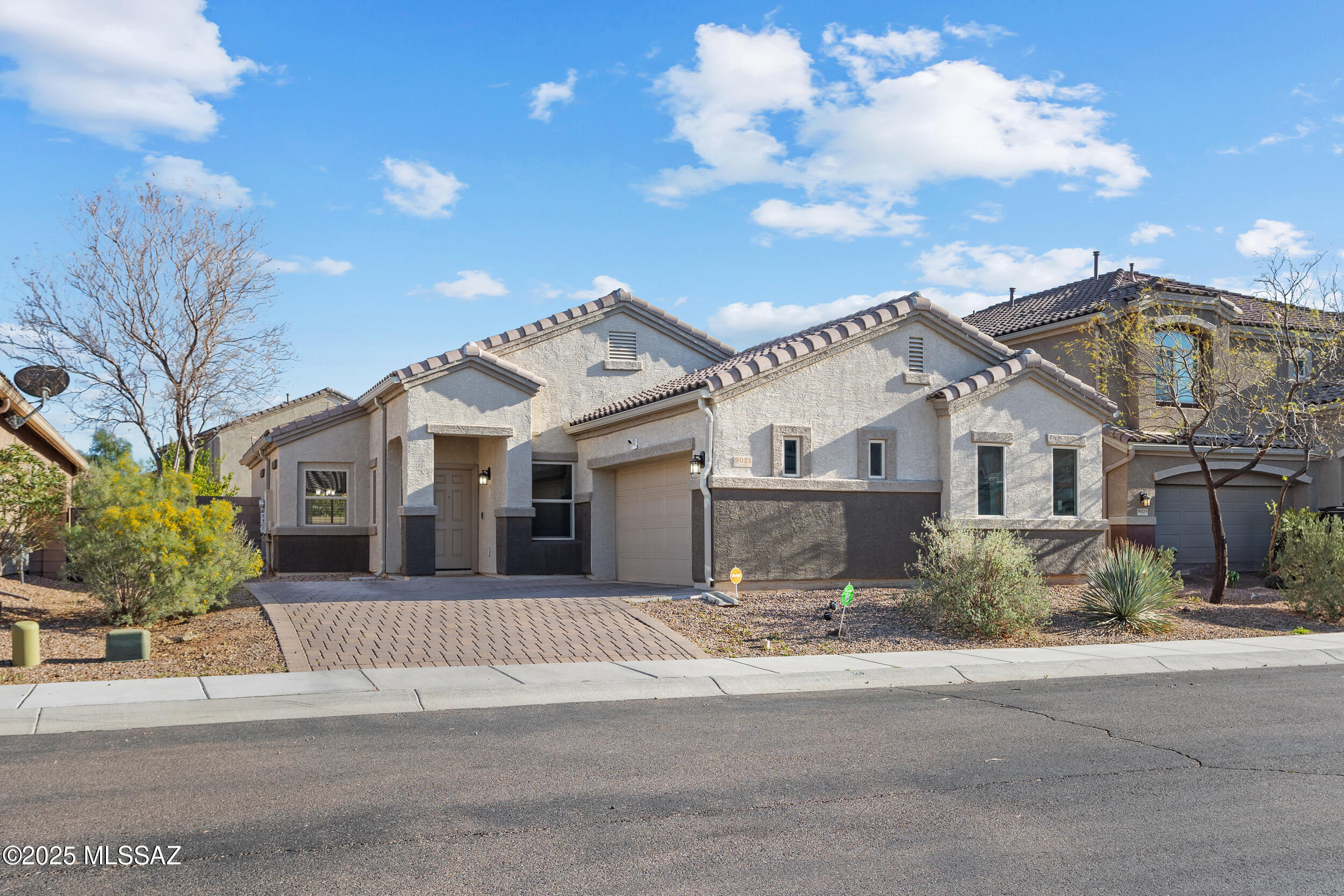 Property Photo: 9021 W Rolling Springs Drive AZ 85653