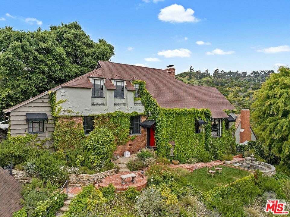 Property Photo: 3827 Carnavon Way CA 90027