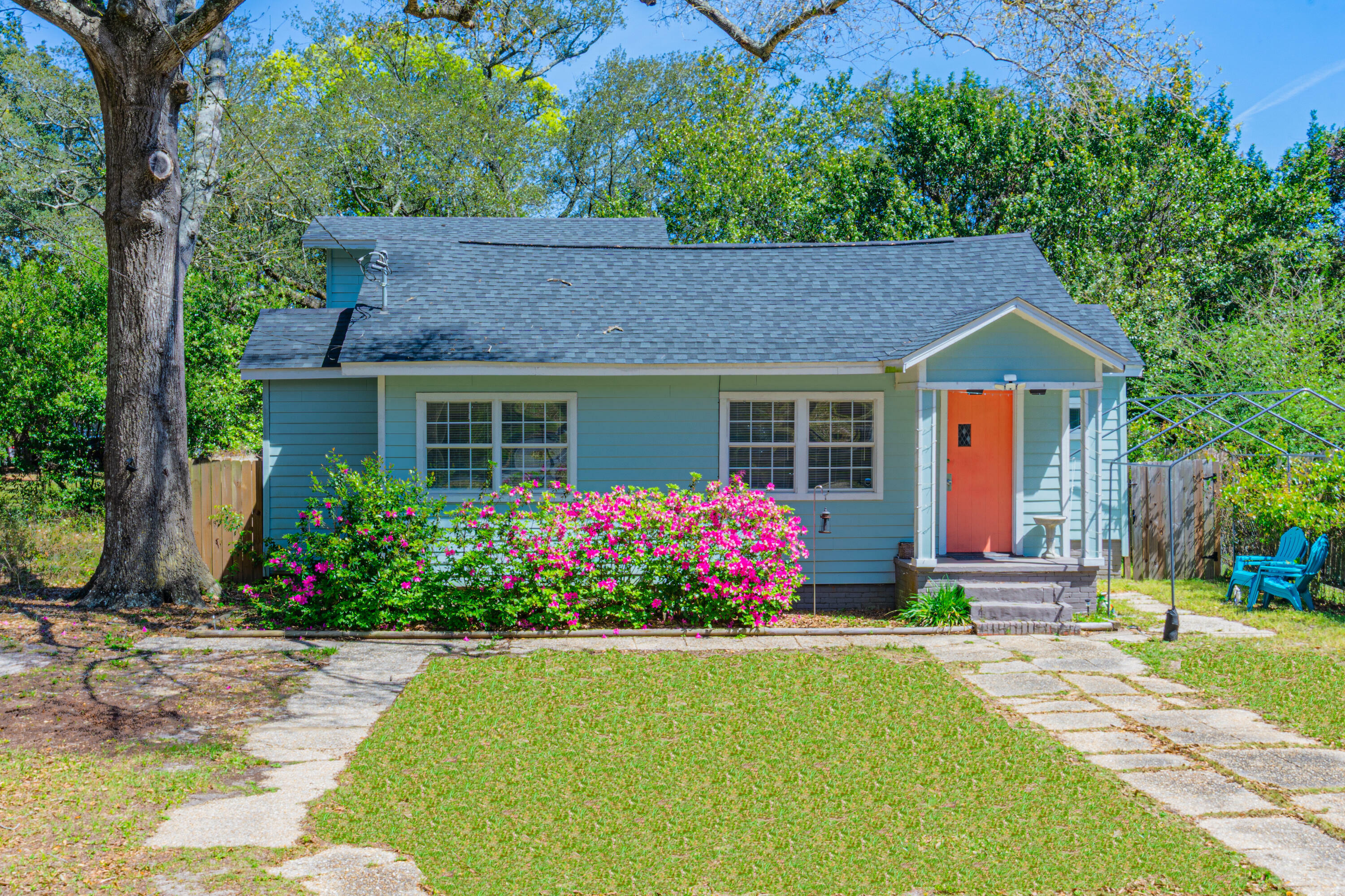 Property Photo:  10 N Jamaica Street  FL 32507 