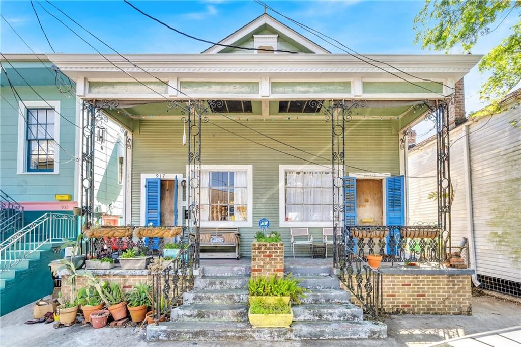 Property Photo:  915 Clouet Street  LA 70117 