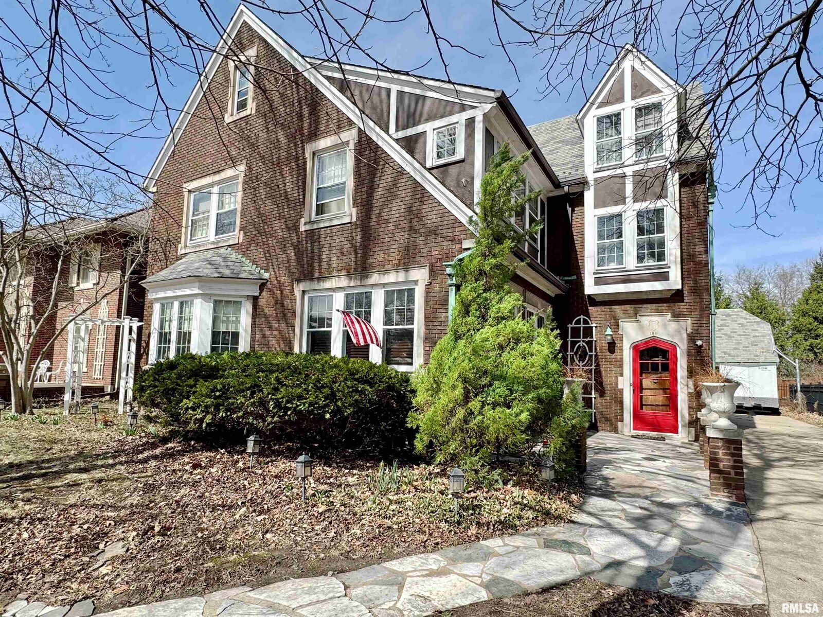 Property Photo: 1811 W Moss Avenue IL 61606