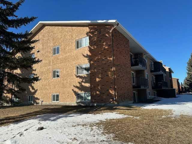 Property Photo: 27 Bennett Street 104 AB T4R 1V3