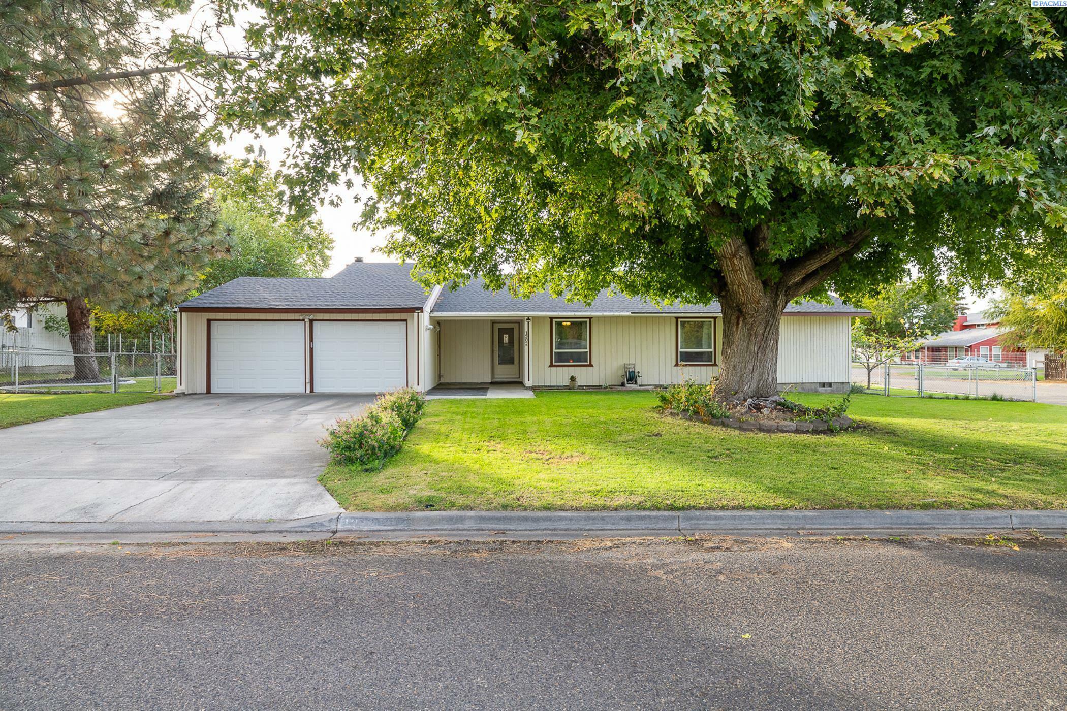 Property Photo: 1202 S Johnson St WA 99338
