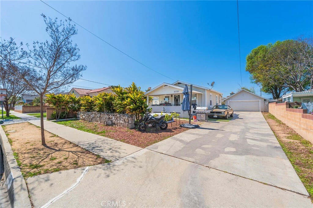 Property Photo: 25325 Feijoa Ave CA 90717