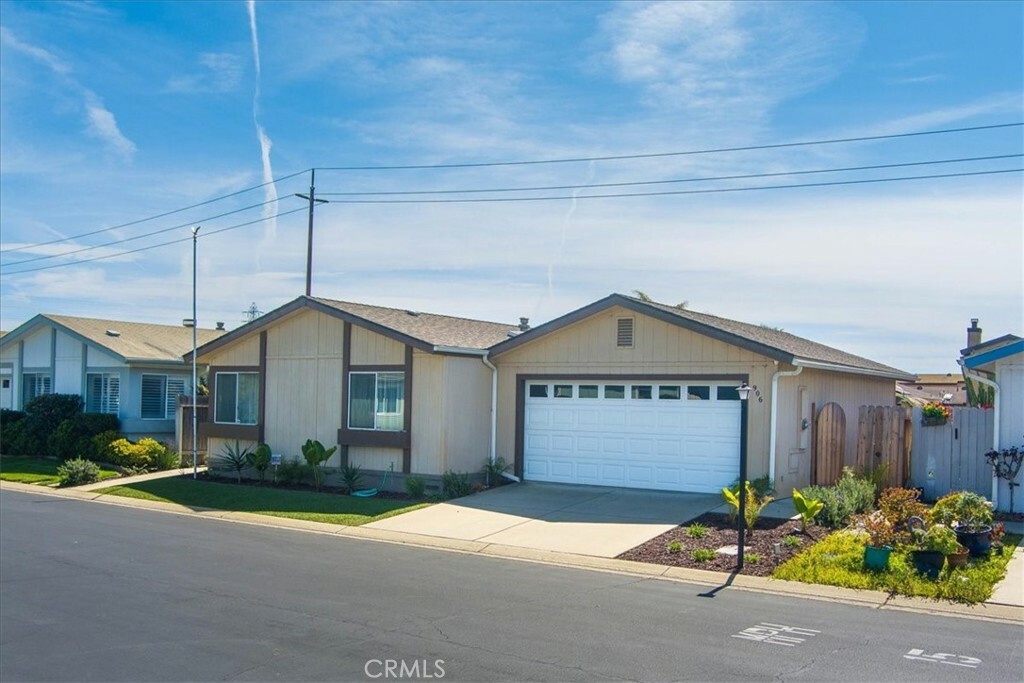 Property Photo:  906 Vista Montana  CA 93458 