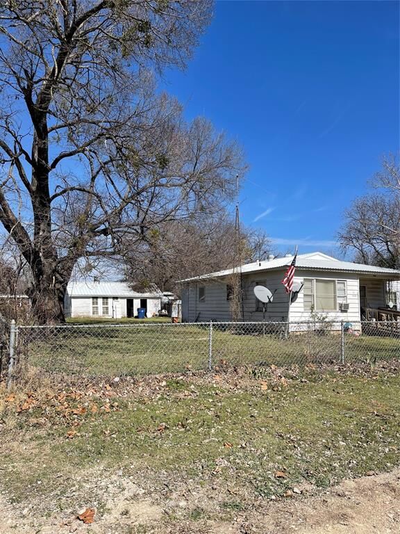 Property Photo: 310 W Cobb Street TX 76426