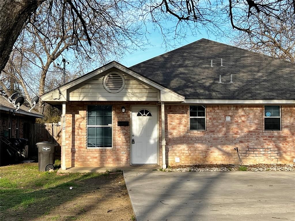 Property Photo: 1010 S Retta Street TX 76111