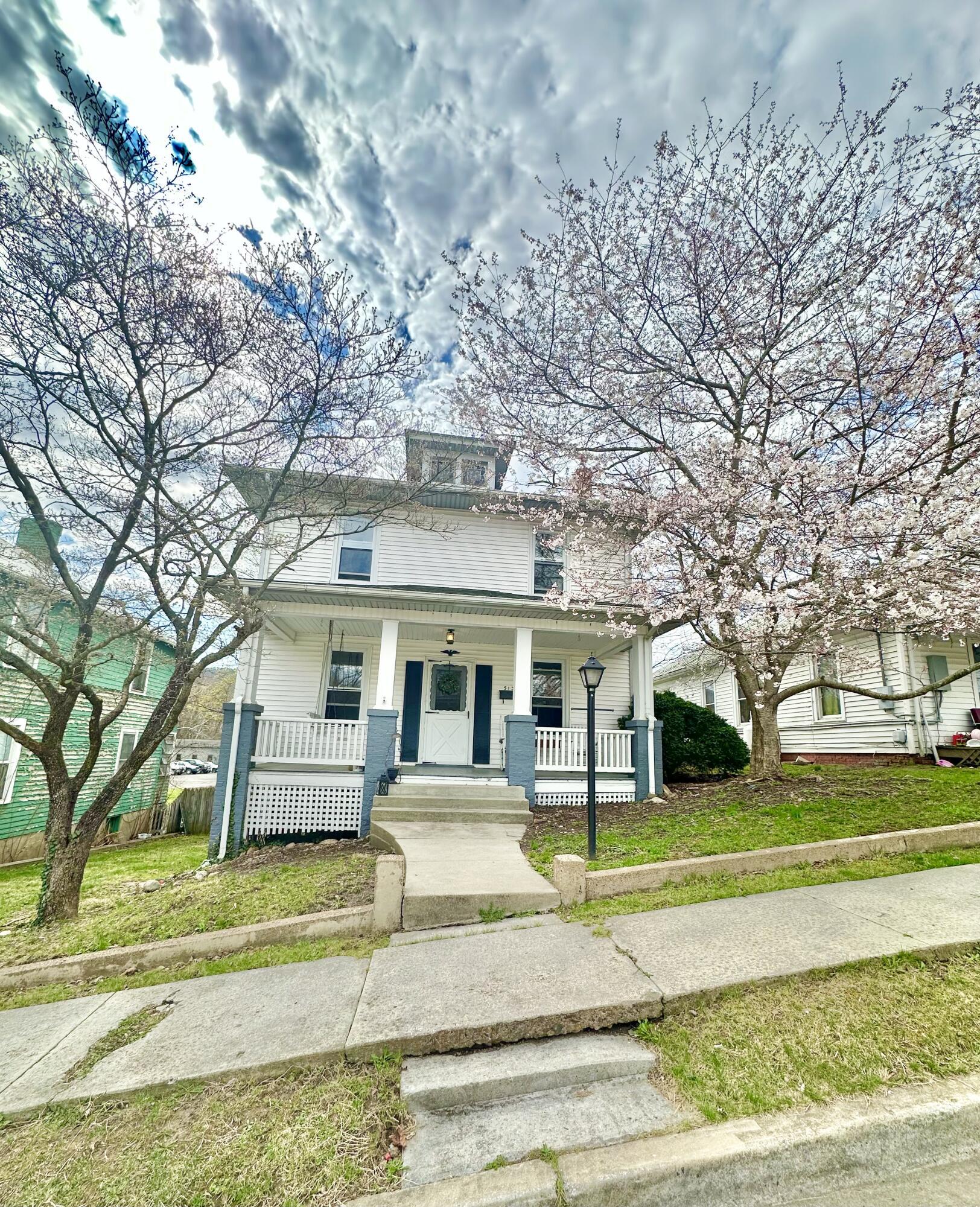 Property Photo: 513 Court St VA 24422