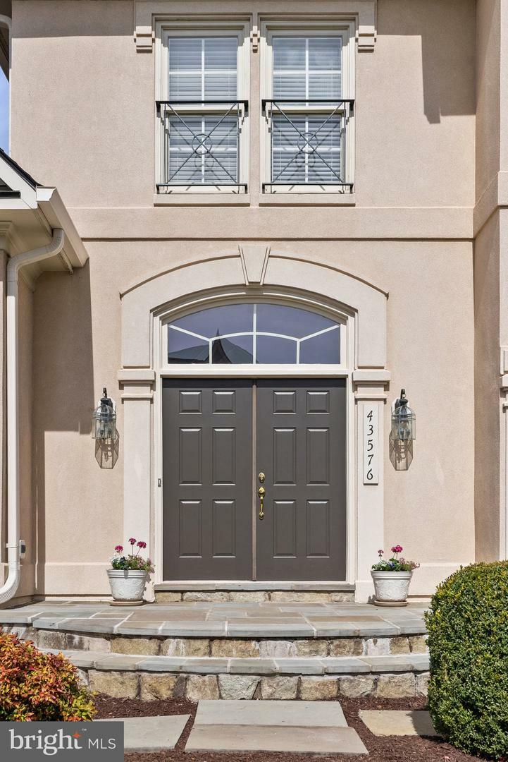 Property Photo: 43576 Jackson Hole Circle VA 20176