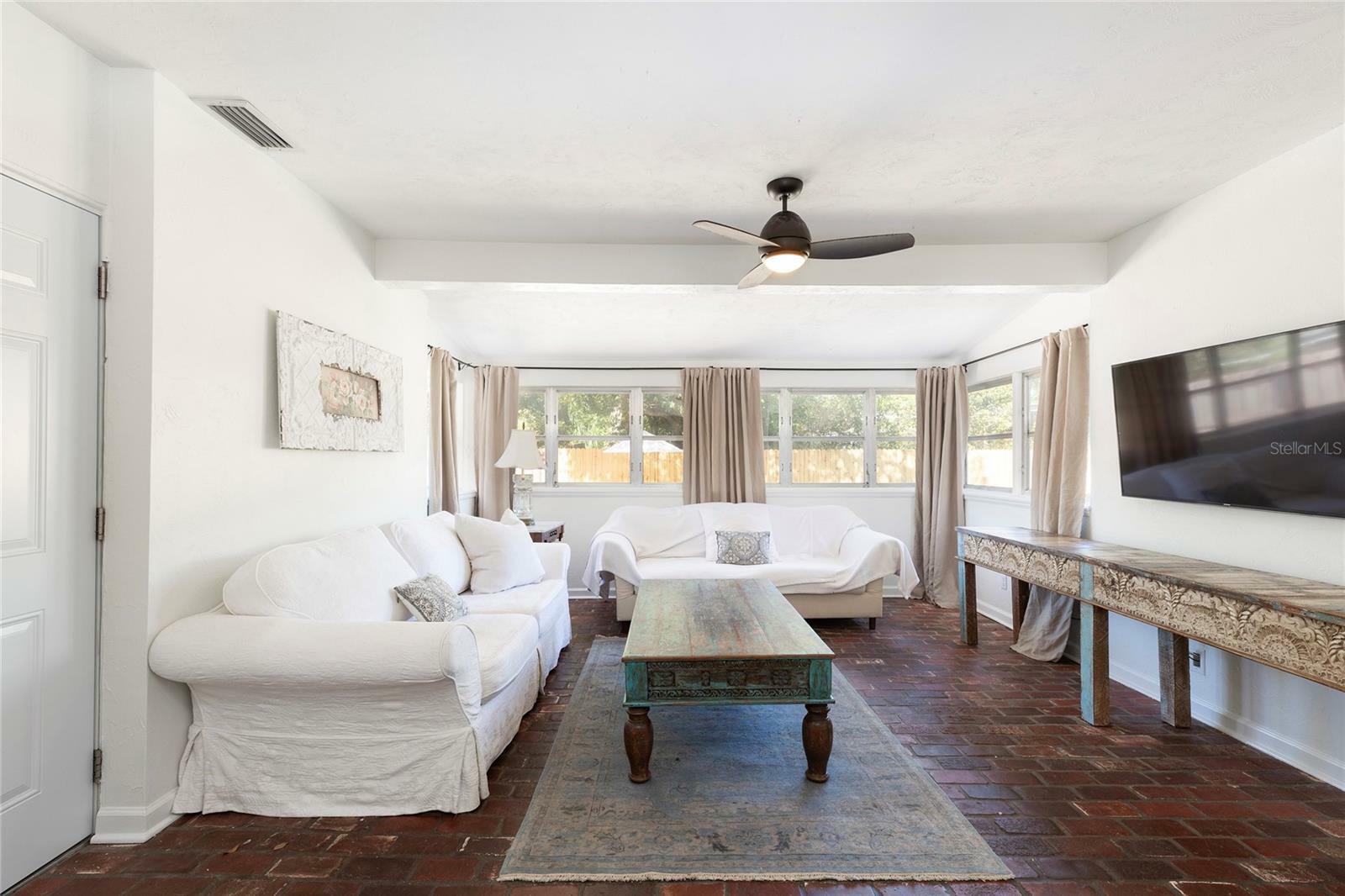 Property Photo: 2025 Kimbrace Place FL 32792