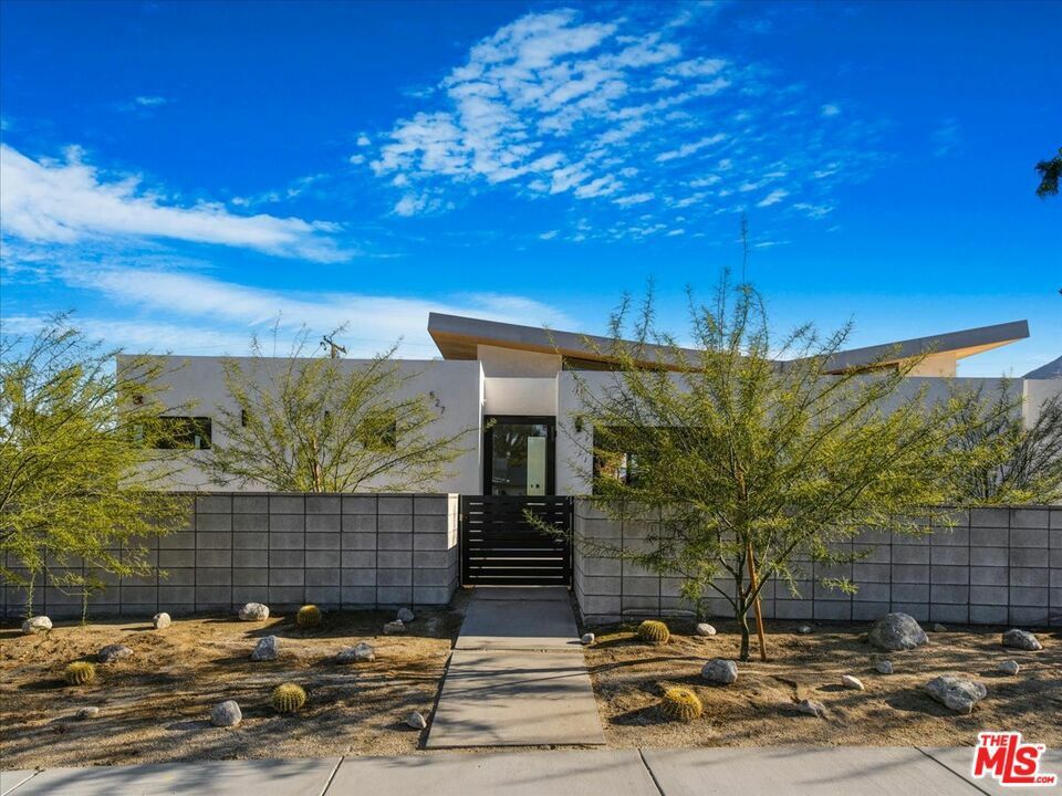 527 W Santa Catalina Road  Palm Springs CA 92262 photo