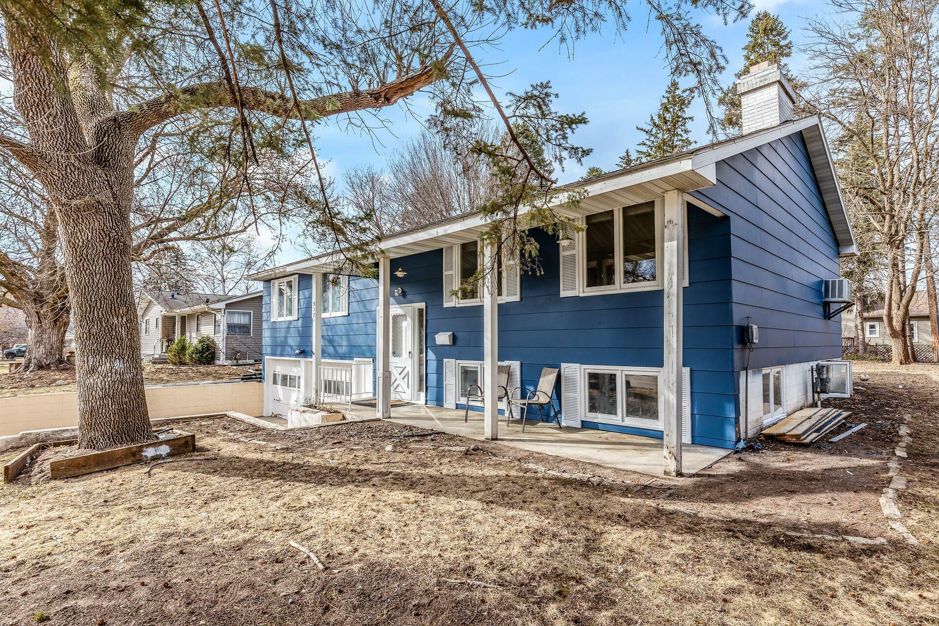 Property Photo:  517 Woodley Street E  MN 55057 