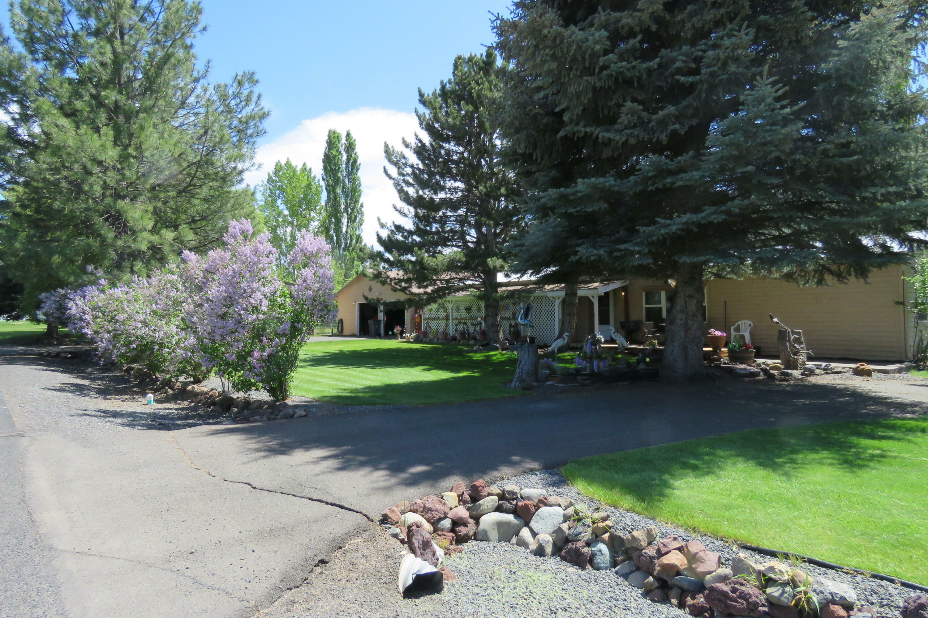 Property Photo: 14108 Ravenwood Drive OR 97601