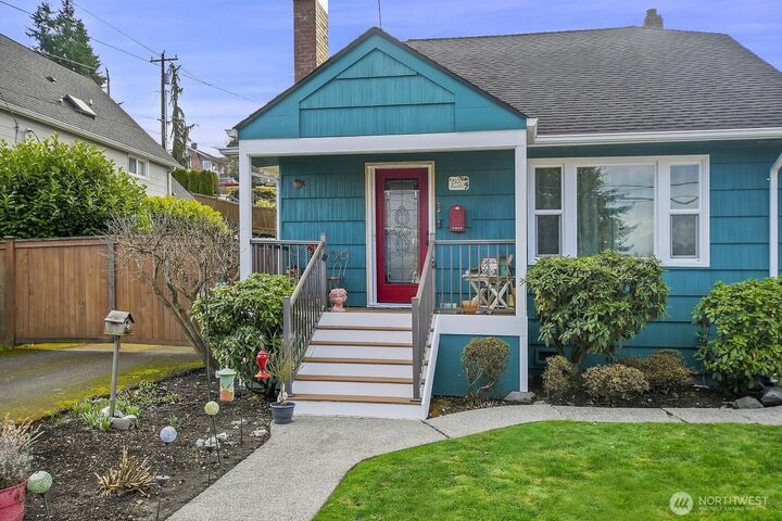 Property Photo:  810  33rd Street  WA 98201 
