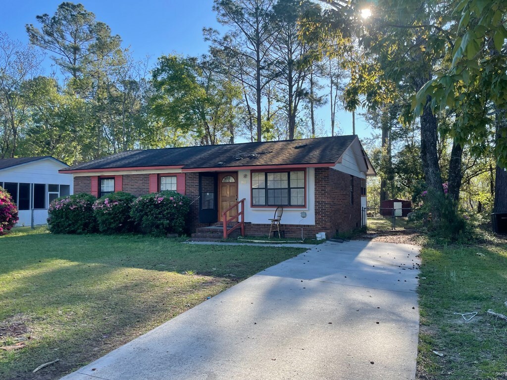 Property Photo: 911 Jamestown Drive GA 31601