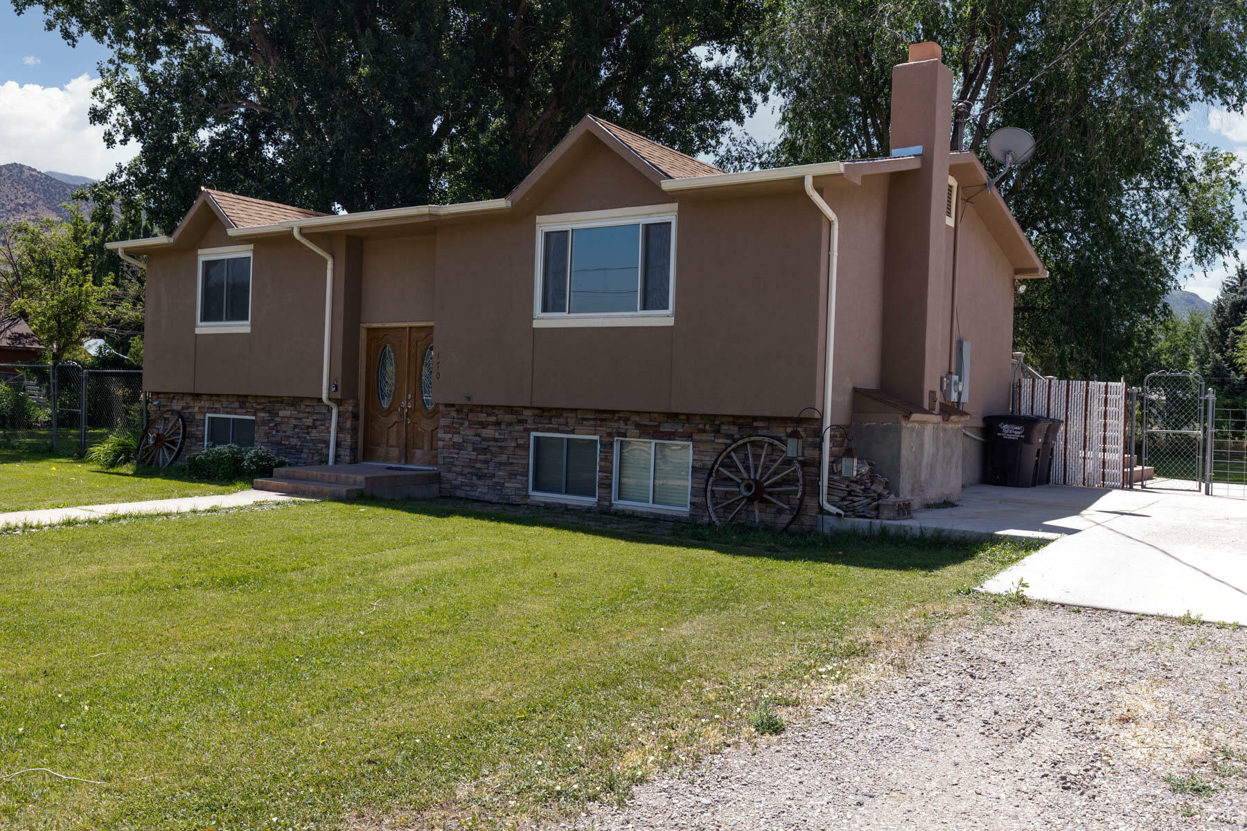 Property Photo: 170 E 400 N UT 84754