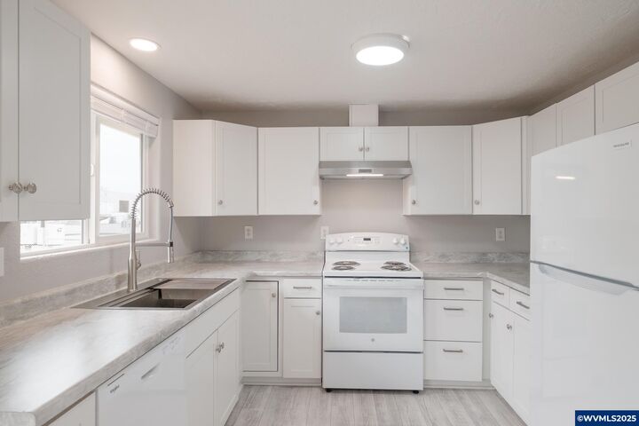 Property Photo:  995 N 8th St  OR 97325 