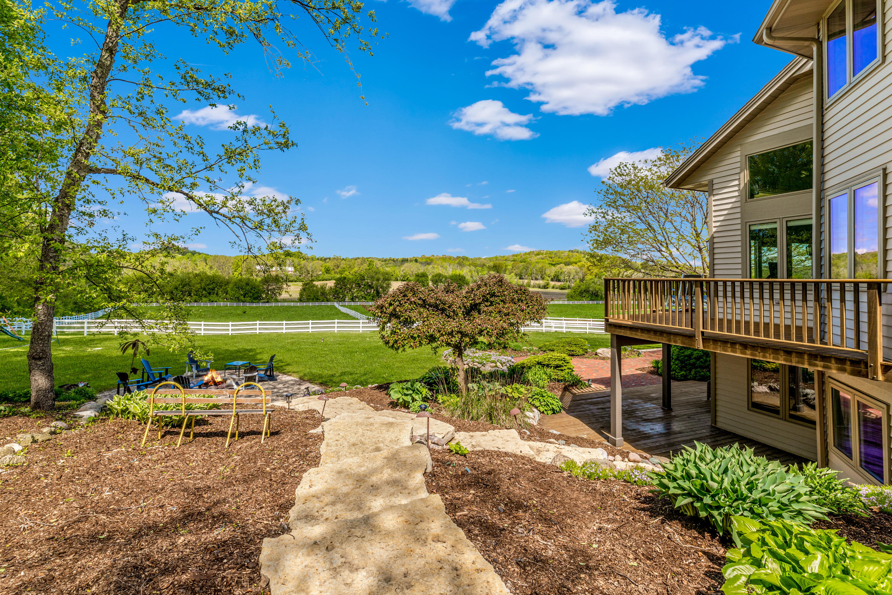 Property Photo: 1507 St Augustine Rd WI 53027
