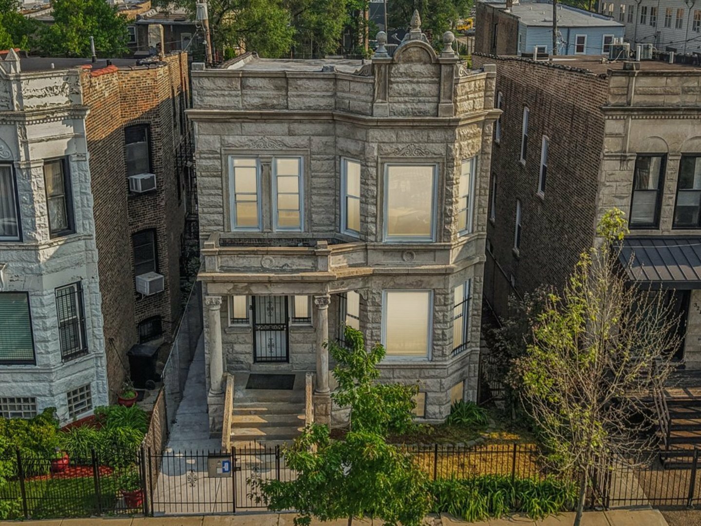 Property Photo: 3220 W Polk Street IL 60624