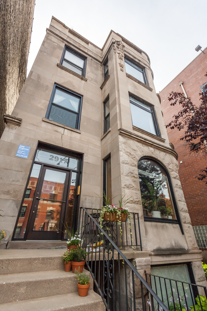 Property Photo: 2917 N Halsted Street 3 IL 60657