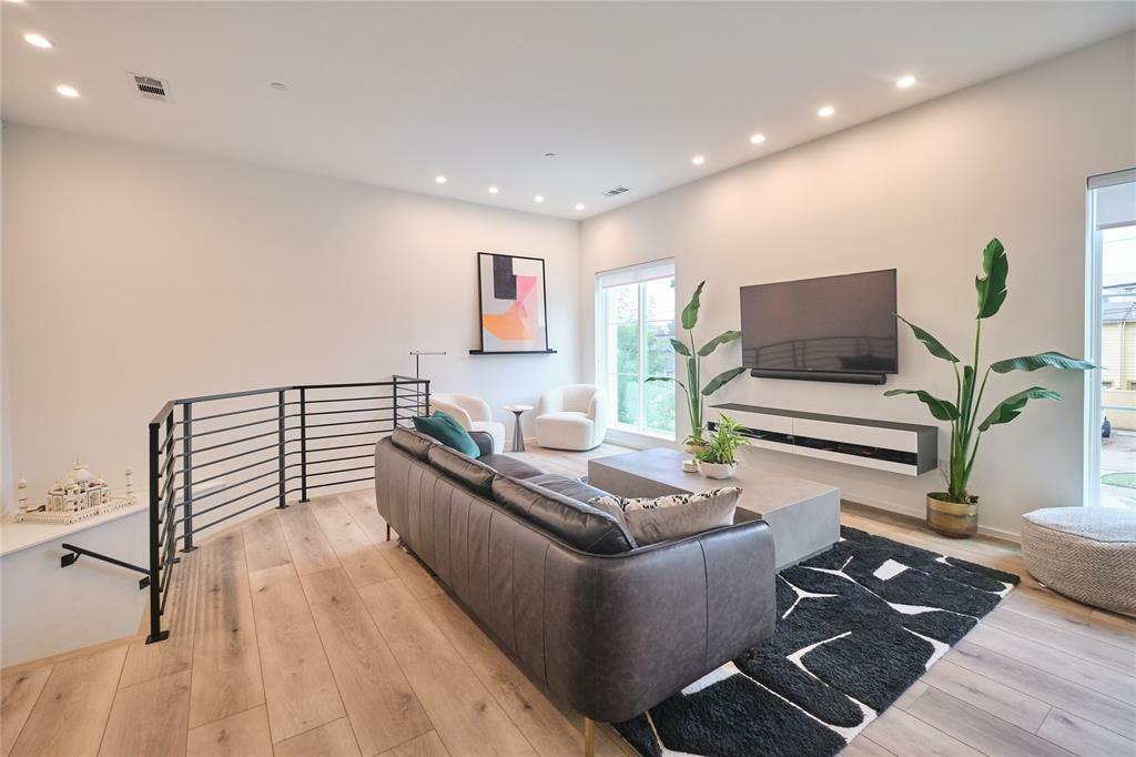 Property Photo: 2001 N Prairie Avenue 102 TX 75204
