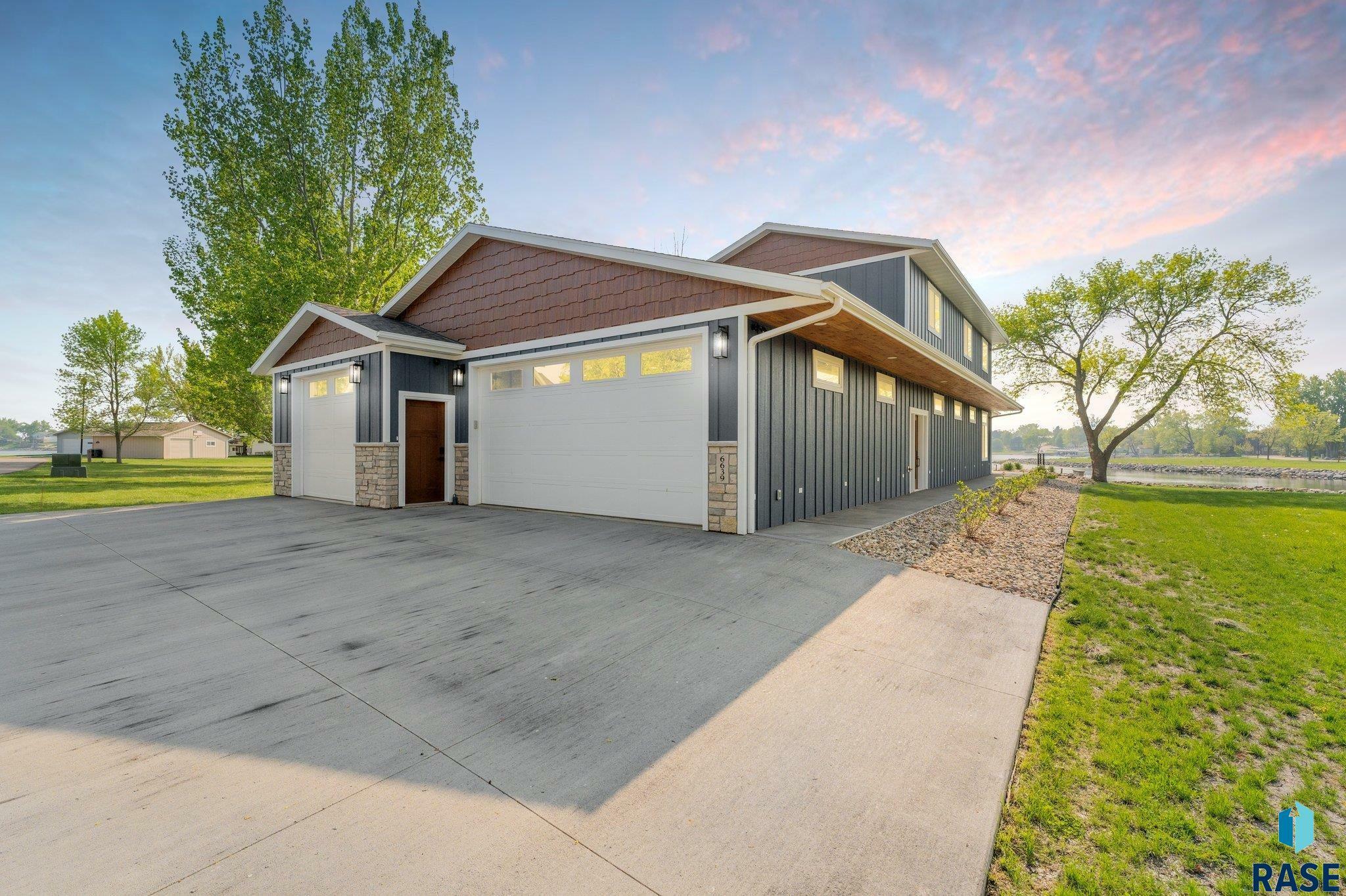 Property Photo: 6639 Peninsula Ln SD 57075