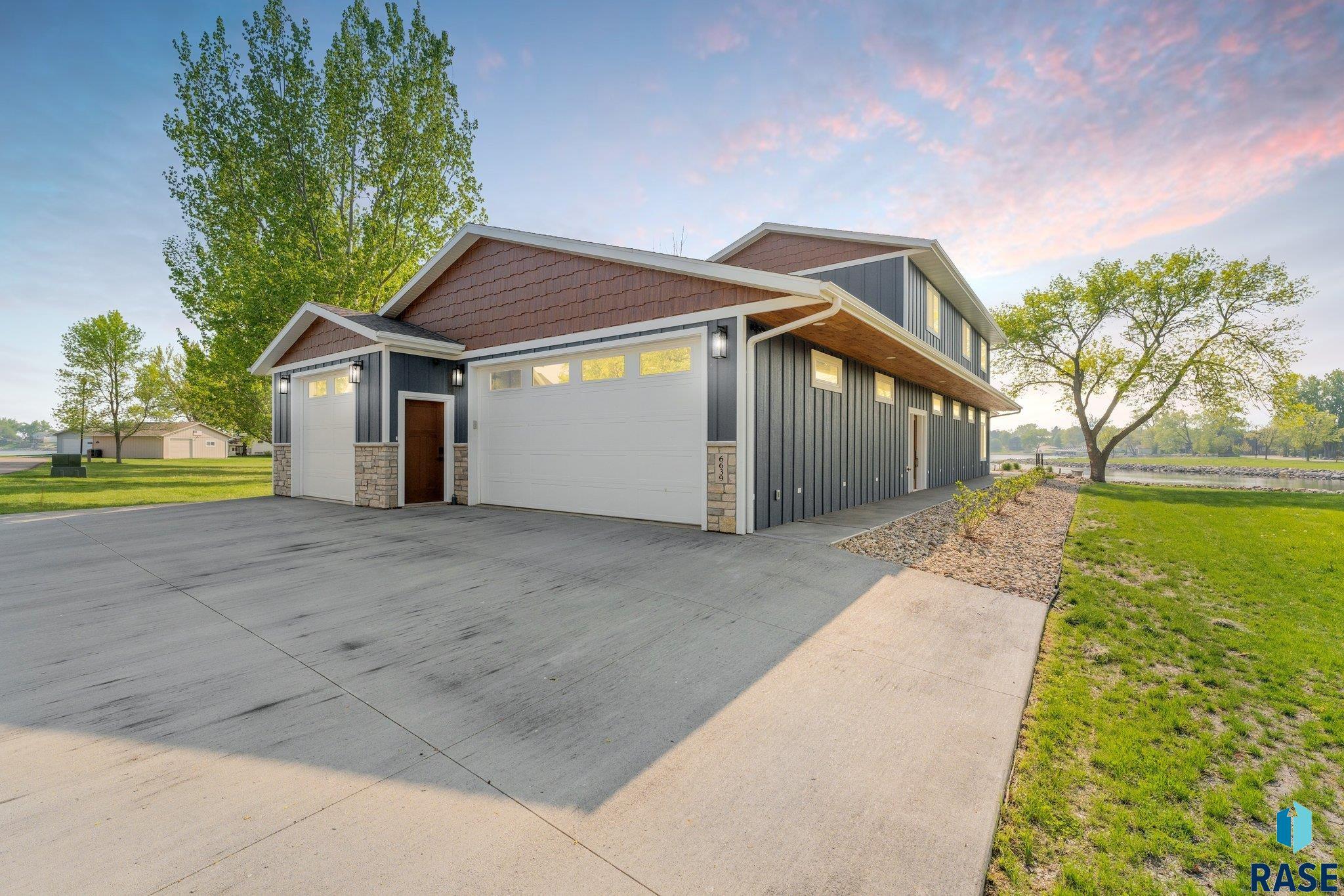 Property Photo: 6639 Peninsula Ln SD 57075