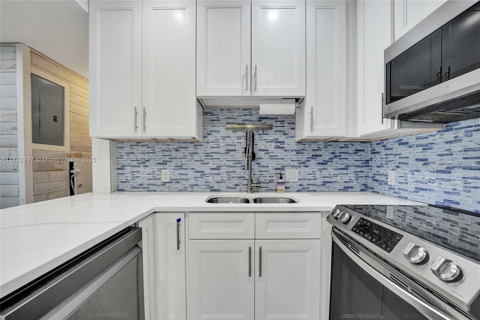 Property Photo:  4525 NE 21st Ave 5  FL 33308 