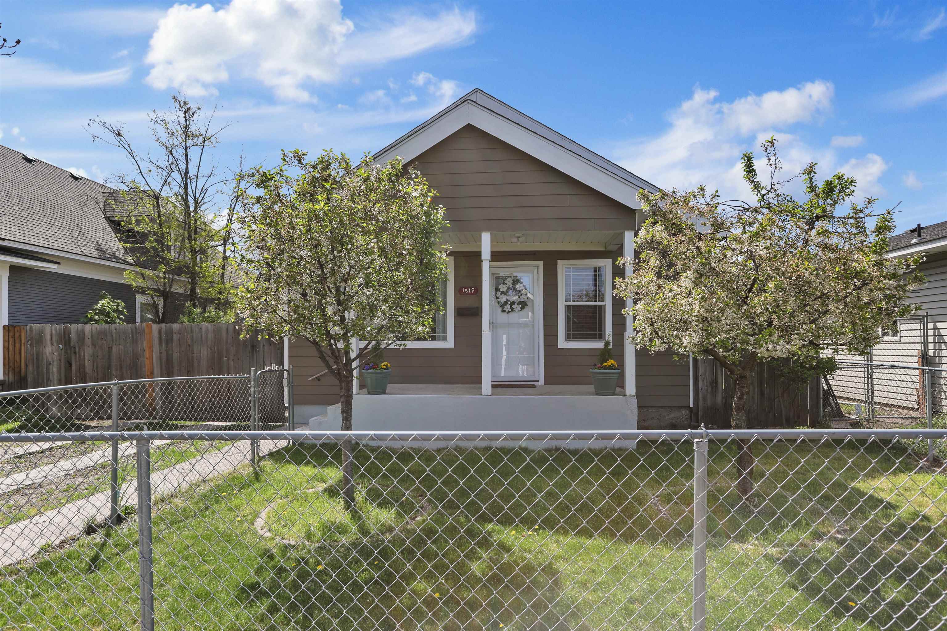Property Photo: 1519 W Knox Ave WA 99205