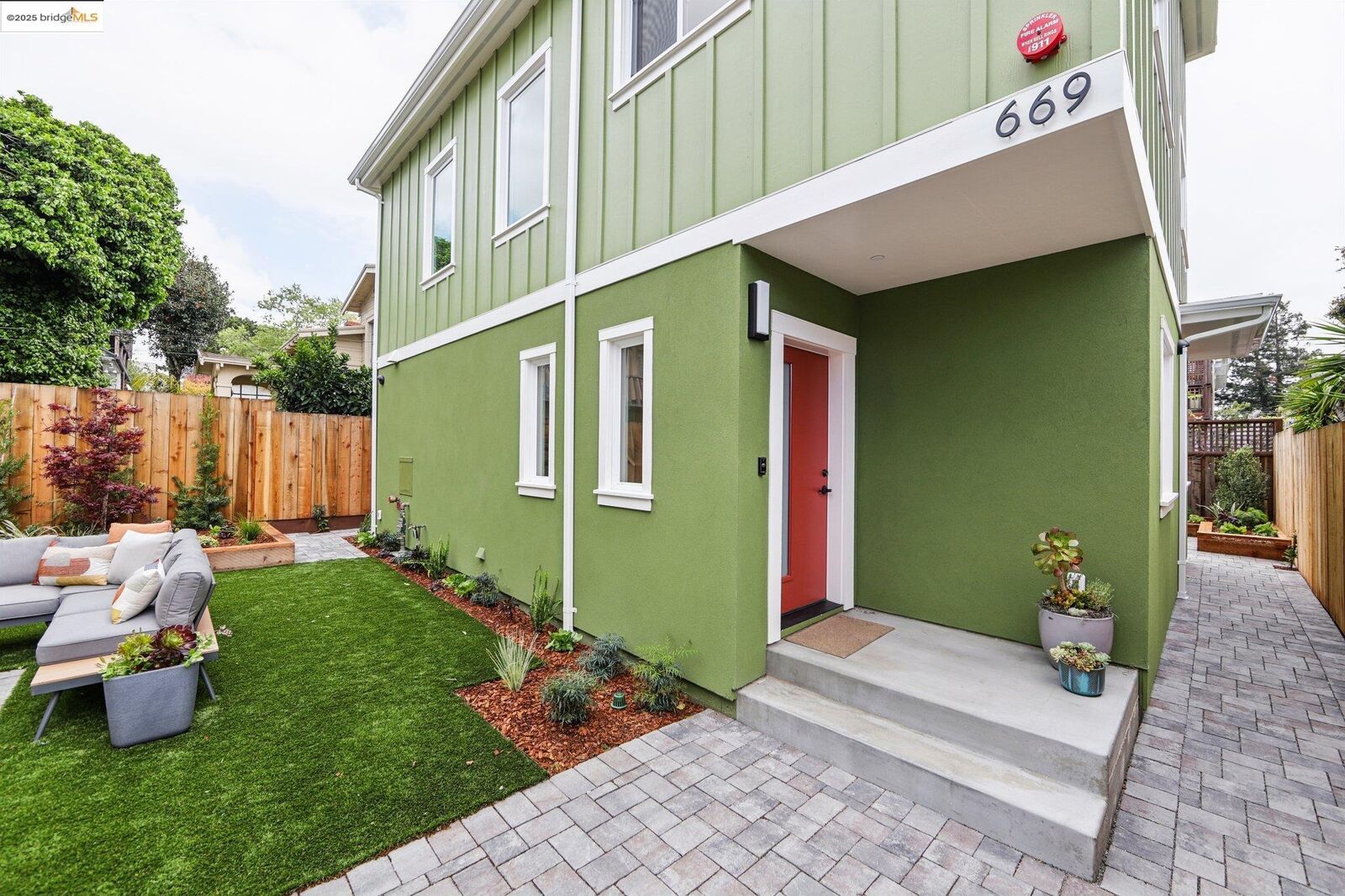 Property Photo:  669 Alcatraz Ave  CA 94609 