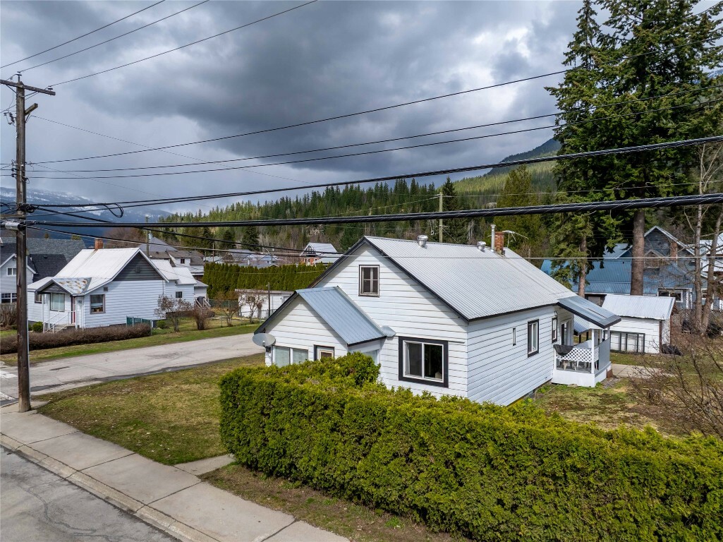 Property Photo: 820 Third Street W BC V0E 2S0